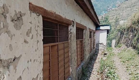 Middle school Dandiot Sandrun is in bad shape, there is shortage of teachers too