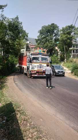 The truck stopped on a sharp turn in Didvin