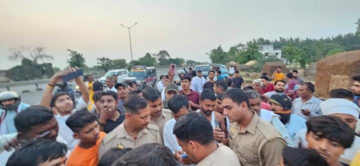 Bajrang Dal officials 
Car laden with cattle caught, commotion