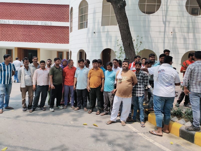 The hawkers on Delhi Road reached the Municipal Corporation office