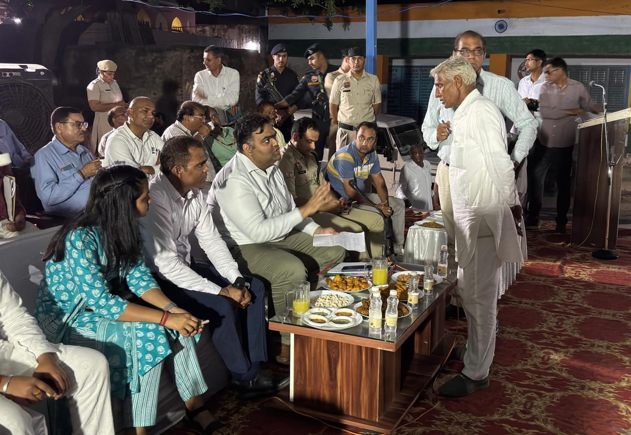 District administration reached Jhojhu Kalan to listen to people's problems in the night stay program