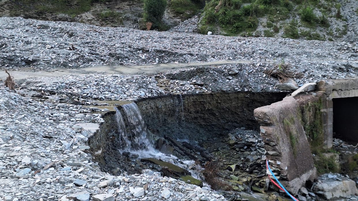 Danger looms at every turn, Bani-Dhaman road is in a bad condition
