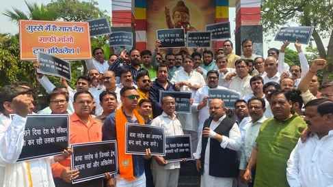 BJP workers burnt the effigy of Akhilesh Yadav and protested