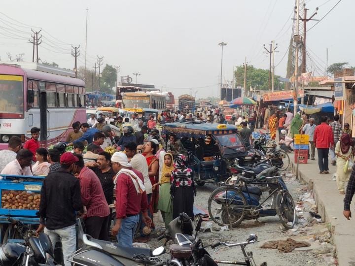 Encroachment on Etawah-Bareilly highway, when will we get relief from jam