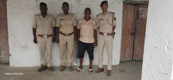 पुलिस गिरफ्त में 50 हजार का इनामी बदमाश। फोटो - अमर उजाला डिजिटल