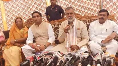 पत्रकारों से बात करते पंचायत मंत्री।