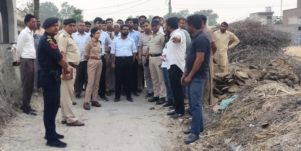 Night stay in Khuiya Malkana, villagers made the officers aware of the problems by taking them around the village