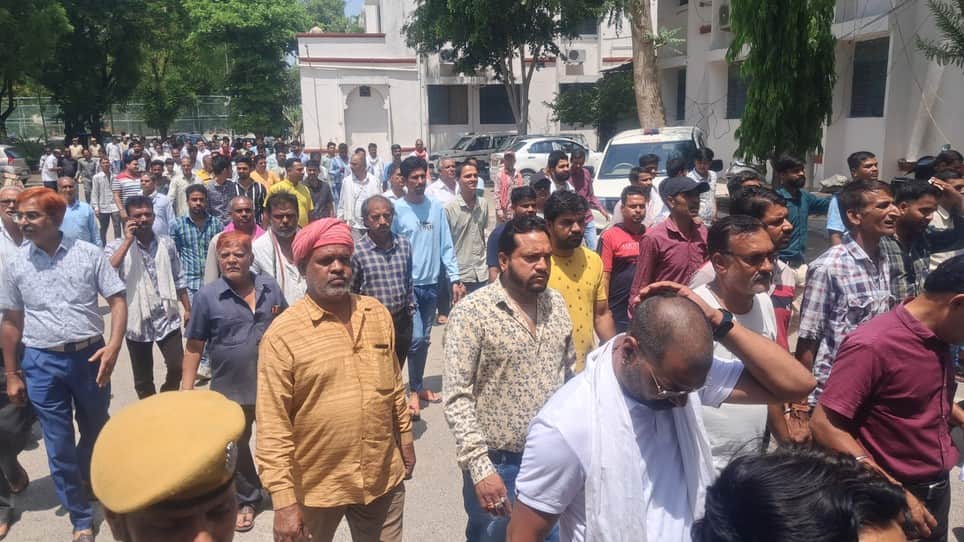 कलेक्ट्रेट के बाहर प्रदर्शन करते हुए