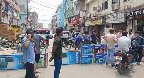 Muzaffarpur Bihar news: many shopkeeper protested and blocked road there was a dispute with outsider