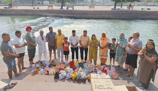 Helpers organization immersed the ashes of 117 unidentified bodies in the Ganga