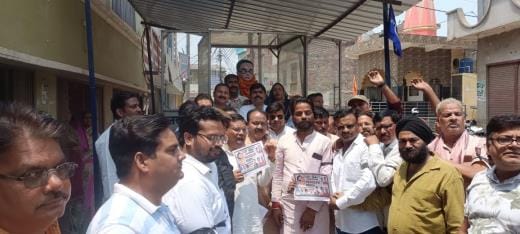 BJP protested against Akhilesh's poster