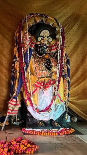 Devotees gathered to have darshan of Dauji Maharaj's feet
