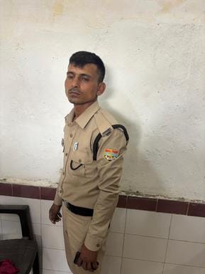 Fake constable wearing Uttarakhand uniform caught extorting money from passenger in train