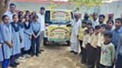 Commendable initiative of Banwala's Sarpanch, free van service started for students