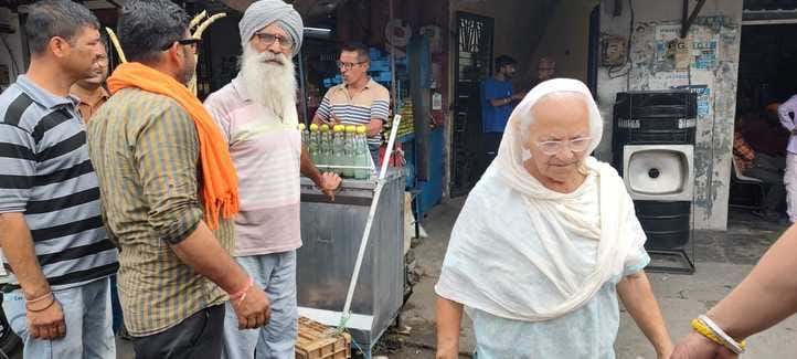 old man robbed of his jewellery in broad daylight by deceiving him