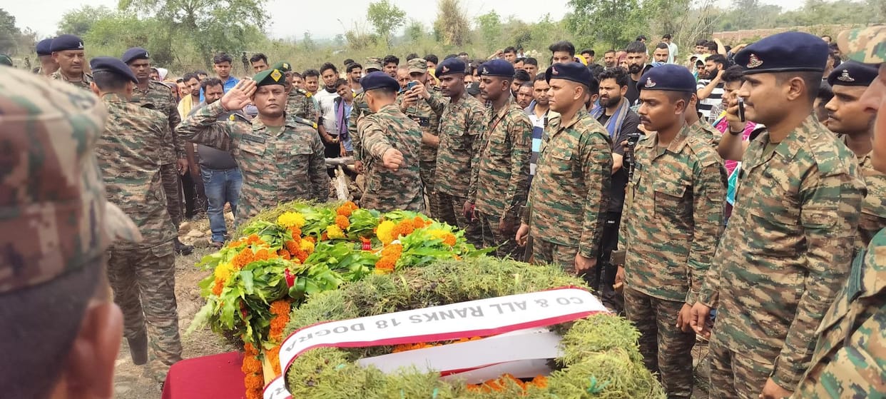 Martyr soldier Harish Singh Jasrotia immersed in the five elements, last rites performed with military honours