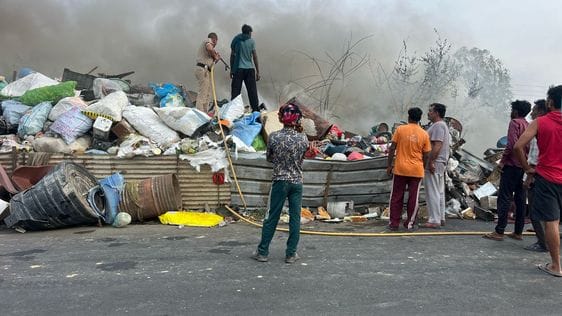 Fire broke out in a junk shop in Baduhi market, loss of lakhs