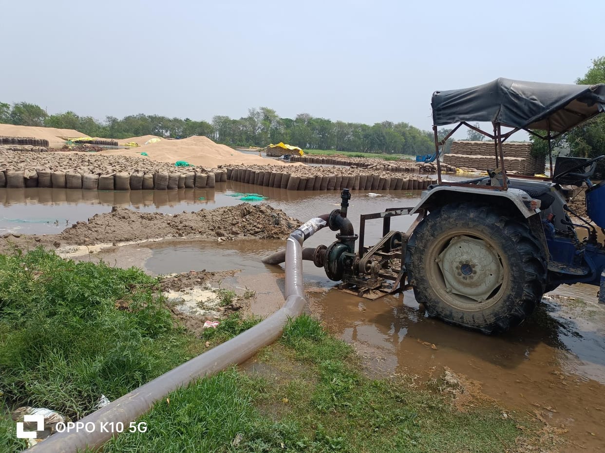 Food grains are being neglected in the markets, one to two feet of rainwater has accumulated near the heaps