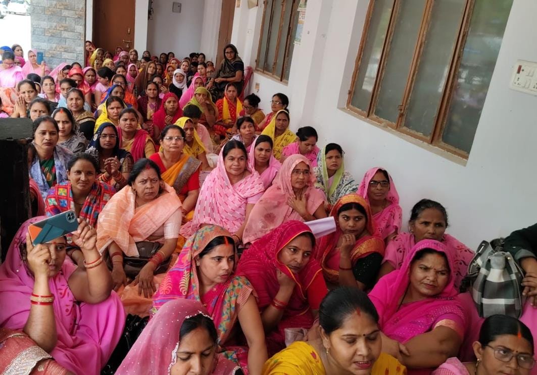Demonstration was done by marching on foot in support of demands