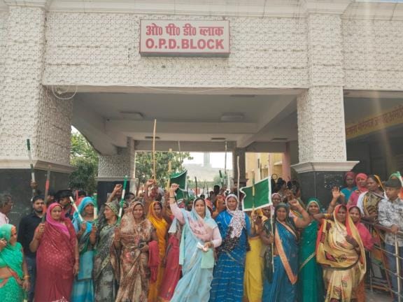 Women angry due to lack of ultrasound, protest