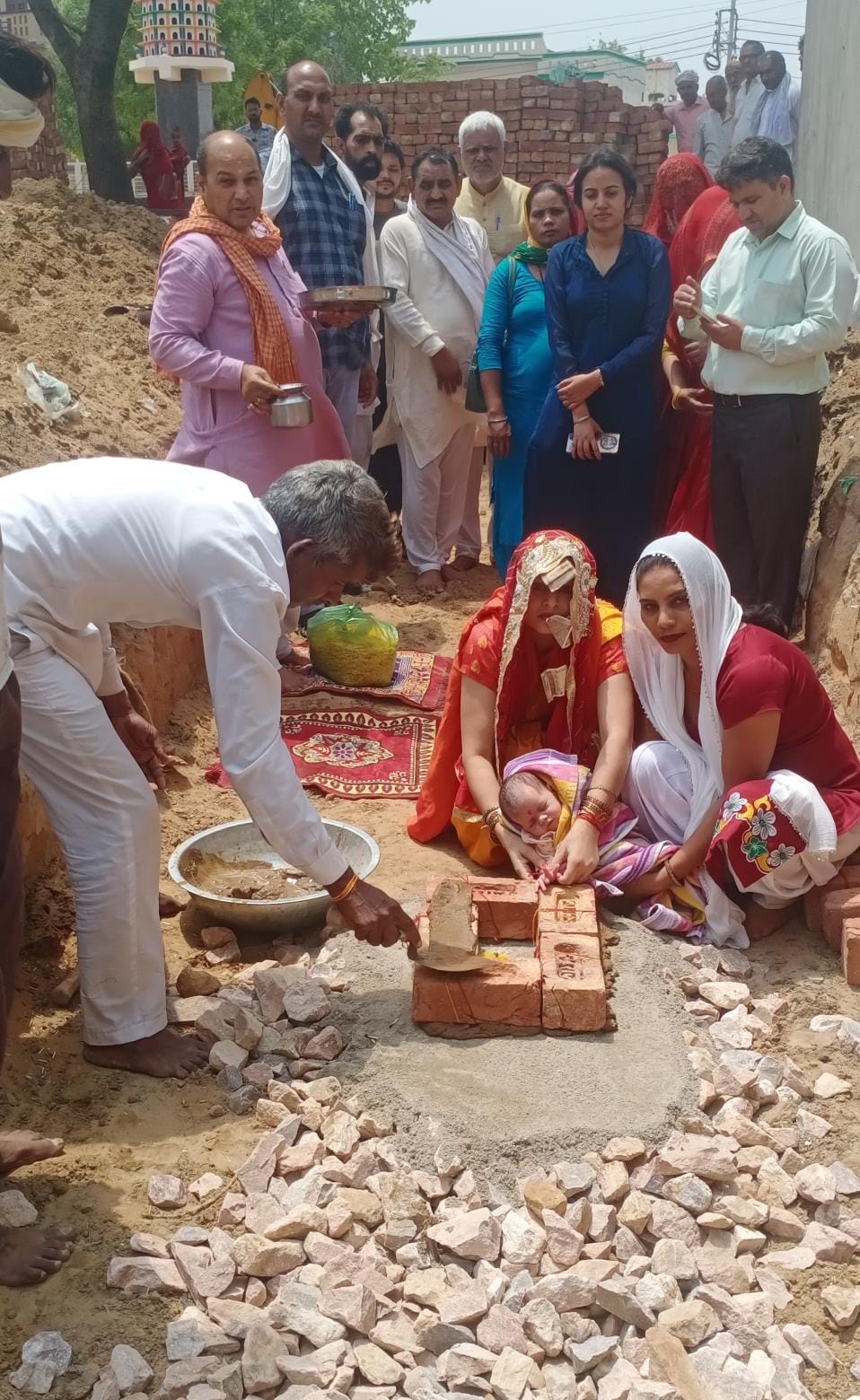 Commendable initiative... Foundation of Ayushman Arogya Mandir laid by the hands of newborn daughter in village Lohani