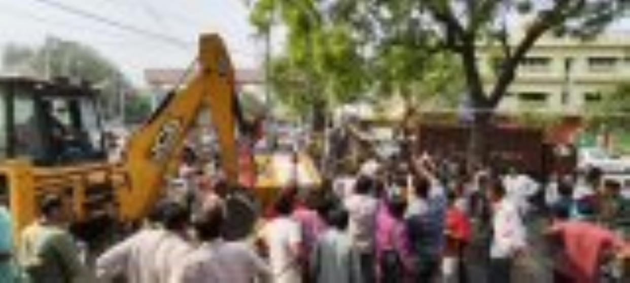 Attack on encroachment..9 kiosks removed on Delhi Road, goods confiscated