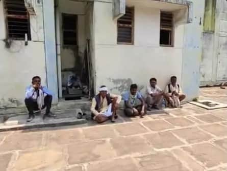 हत्या के बाद बैठे परिजन