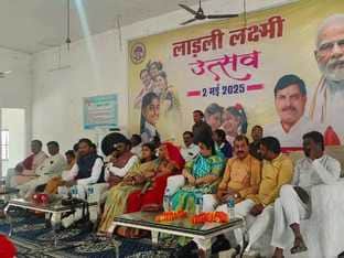 मंच पर उपस्थि अतिथि