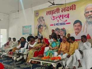 मंच पर उपस्थि अतिथि