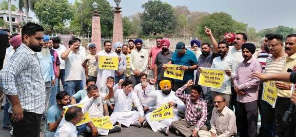 Party workers along with the Education Minister formed a concrete front at Nangal Dam.