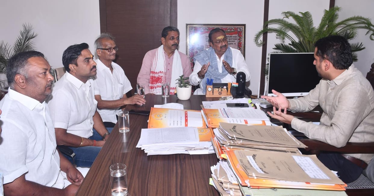 A delegation of traders met Municipal Commissioner Sudhir Kumar on Thursday and submitted a memorandum