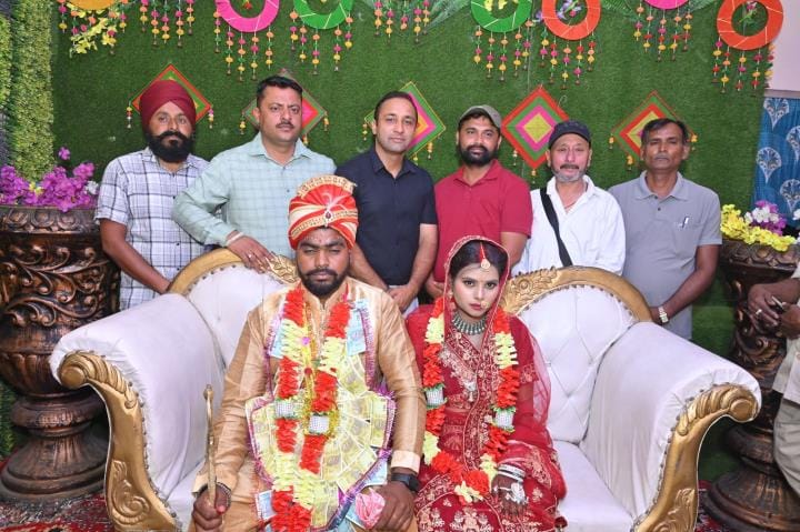 Policemen welcomed the baraat by becoming guests