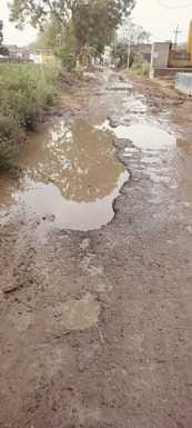 Drainage is blocked, villagers are troubled by mud on the main road