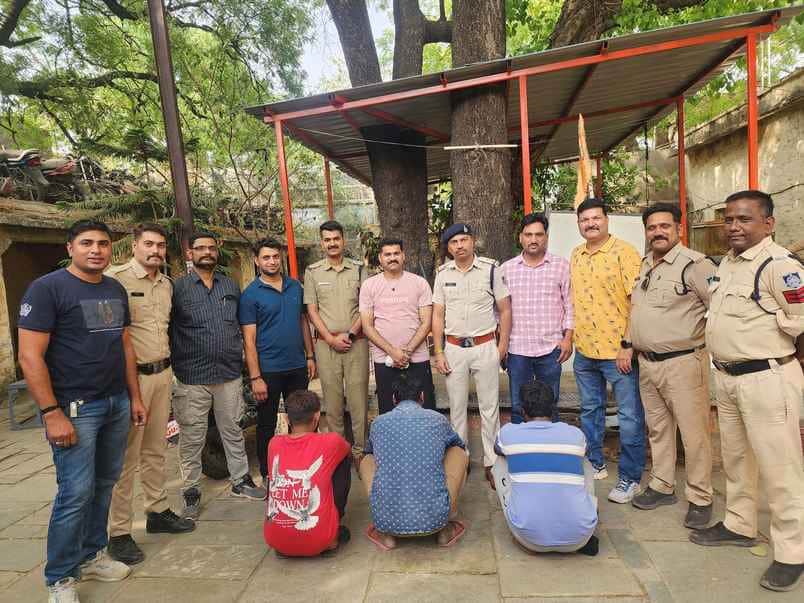 पुलिस गिरफ्त में आरोपी।