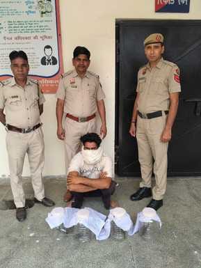 A youth was arrested with 4 illegal pistols and 11 cartridges