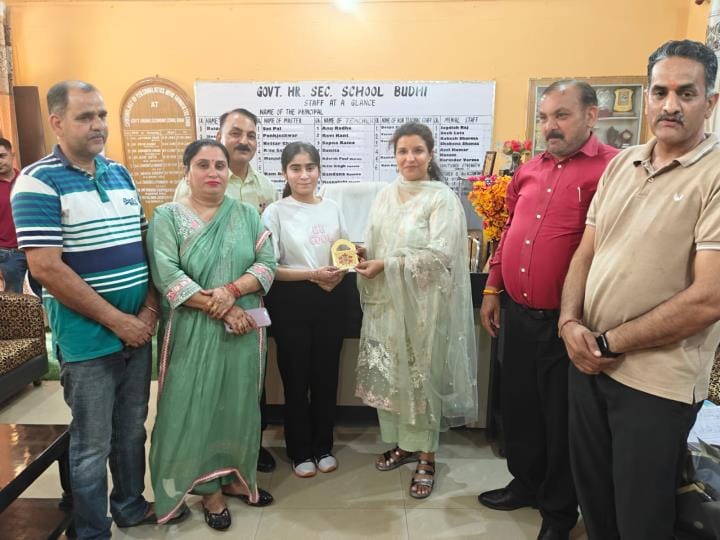 Rishika's hard work was appreciated, Joint Director patted her back