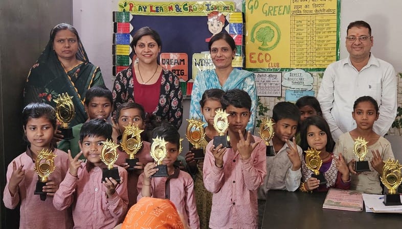 The faces of the meritorious students blossomed after receiving the honor