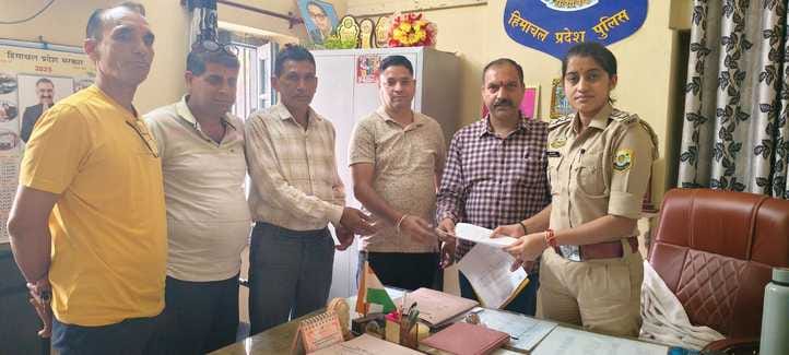 Sanvedana Sanstha protested against the rude behavior of the police personnel