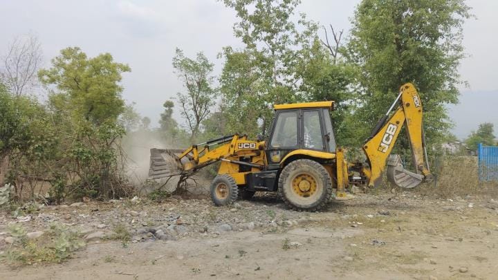 JCB machine roared on encroachment on the road of Kiraura drain