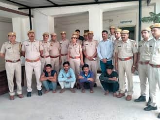 देसी बम रखकर धमकी देने के मामले में 4 आरोपियों को गिरफ्तार किया