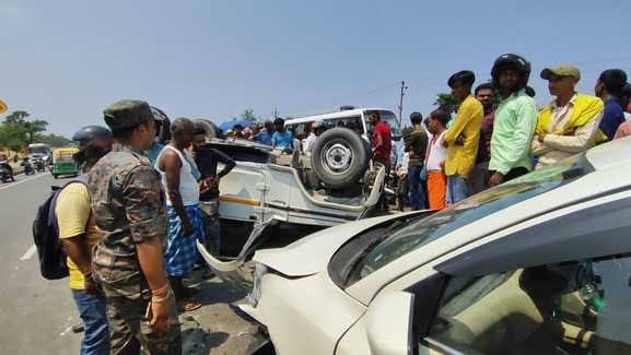 Bihar News: ओवरटेक करने के दौरान बोलेरो पलटी, पीछे से आ रहे लग्जरी कार की टकराई, सभी सवार फरार