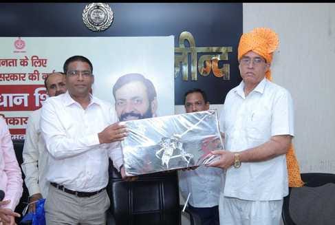 Assistant in DC office Satish Bhardwaj retired