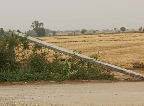 Employees did not reach to fix the pillars fallen due to the storm