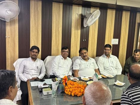 Deputy Speaker Dr. Krishna Middha met the executive of the District Bar Association at the Bar.