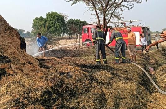 265 quintals of straw belonging to seven farmers was burnt in the fire