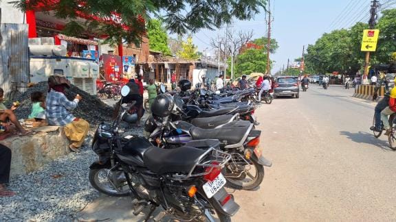 Lack of parking in the city...vehicles are parked on the road, causing traffic jams