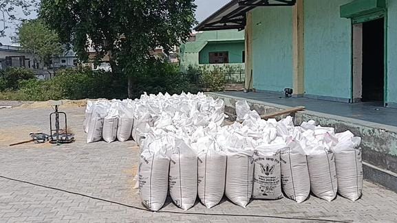 Officers in action Notice to 13 centers for not purchasing wheat properly in Azamgarh