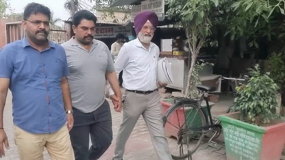 Broker arrested after two months in bribery case