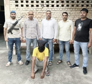 The accused with the prize of car robbery was arrested