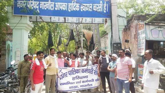 sanitation workers demonstrated